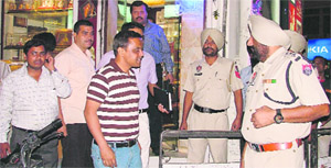 Diamond salesman Rajesh Kumar narrates the incident to the police in Ludhiana on Monday. 