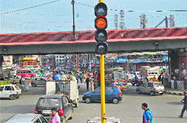 Traffic lights at an intersection in Srinagar.
