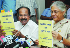Union Power Minister Veerappa Moily and Delhi Chief Minister Sheila Dikshit show the copies of proposed Islanding Scheme of Delhi Transco Limited during a press conference in New Delhi on Wednesday. Tribune photo: Mukesh Aggarwal