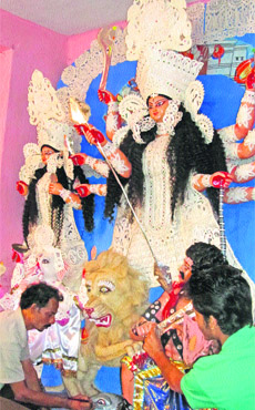 Kamal Paul Chiterkar, artist from West Bengal, along with a co-artist, gives shape to the idol of Mahishasur Mardini in Kangra. 