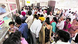 Huge rush of passengers at the Ludhiana railway station ticket counters