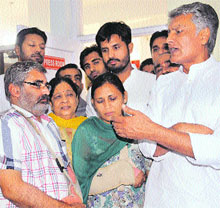 Congress Legislature Party Leader Sunil Jakhar with Shrutis parents in Chandigarh.