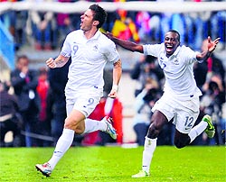 France's Olivier Giroud (L) and Blaise Matuidi celebrate Girouds equaliser against Spain during their World Cup qualifier in Madrid on Tuesday night