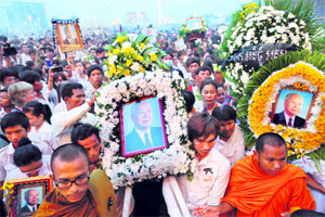 Thousands of mourners gather at the gates of the Royal Palace minutes after the coffin of ex-king Norodom Sihanouk arrived in Phnom Penh