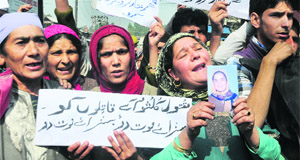 Relatives protest against the killing of Kulsuma, a resident of Murran in Pulwana district, south Kashmir. 