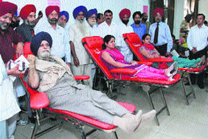 Mayor Harcharan Singh Gohlwaria donates blood at a camp organised by Salaam Zindagi Foundation at the Gujranwala Gurunanak Institute of Management and Technology in Ludhiana.