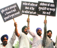 Activists of the Shiromani Akali Dal (Badal) Delhi under the leadership of S. Balwant Singh Ramoowalia, clamour for holding the DSGMC election before December 31, outside of the residence of Congress president Sonia Gandhi in New Delhi on Saturday. 