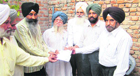 Hari Singh Dilbar gets a cheque sent by a Yamunanagar industrialist at Sirsa.