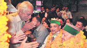 HPCC president Virbhadra Singh greeted by supporters at the Gandhi Chowk in Hamirpur.