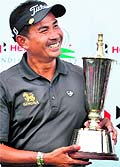 Thaworn Wirantchant with the trophy