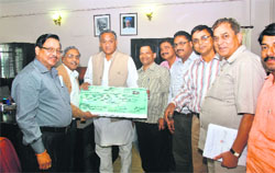 Prof SK Singh, Vice-Chancellor of HNB Central University, presents a cheque to Chief Minister Vijay Bahuguna for the Chief Ministers Disaster Relief Fund in Dehradun on Monday. 