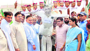 Activists of the BJP and HJC demonstrate with an effigy of the UPA Government in Sonepat. 
