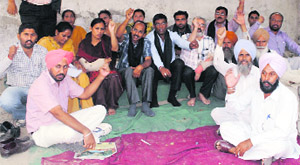 Shrutis parents and members of the Faridkot Action Committee at a dharna. 