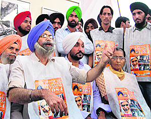 Supreme Court advocate H.S. Phoolka addresses mediapersons in Amritsar on Tuesday.