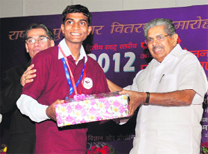 Union Minister for Science and Technology Vayalar Ravi presents the first prize to Alok Kumar Sharma from Bihar in New Delhi on Tuesday.