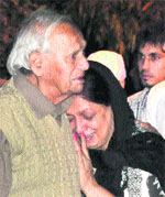 Nek Chand consoles Jaspal Bhatti's wife Savita Bhatti at the Sector 25 cremation ground, Chandigarh, on Thursday. Tribune photo: Pradeep Tewari