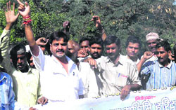 Teerth Maryada Raksha Samiti activists protest against Uttar Pradesh governments decision to close the Ganga canal during the festival season in Haridwar on Thursday. Tribune photo: Rameshwar Gaur