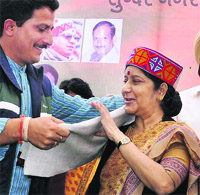 Sushma Swaraj sports a traditional cap at a rally in Sundernagar. 