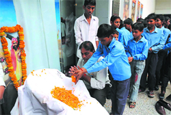 Formal municipal councillor Vijay Kumar (sitting with folded hands) and school students pay tributes to Jaspal Bhatti before entering a multiplex in the city that was exhibiting the deceased directors last creation Power Cut, which released on Friday. Tribune photo: Pawan Sharma