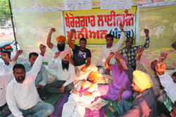 Members of the Unemployed Linemen Union went on hunger strike outside the Mini-secretariat on Friday. The protesters want the government to make more recruitments. A Tribune photograph