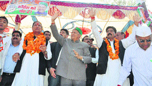 State Congress chief Virbhadra Singh with party candidates Rangeela Ram Rao (left) and Chander Shekhar (right) during a rally at Dharampur in Mandi 