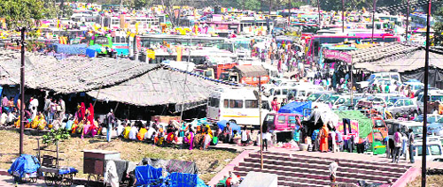 Haridwar witnessed a large number of devotees from Himachal Pradesh and other states, who had come to take a holy dip in the Ganga on Saturday.