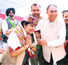 Sushma Swaraj being welcomed by BJP members at an election rally in Palampur on Saturday.