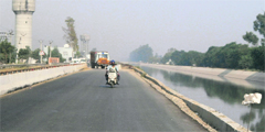 A stretch of road along the Sidhwan Canal without railings. Photo by writer
