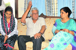 Film actor Om Puri with the late Jaspal Bhattis wife, Savita Bhatti (right), and daughter Rabia Bhatti at their residence in Sector 19, Chandigarh, on Sunday. 