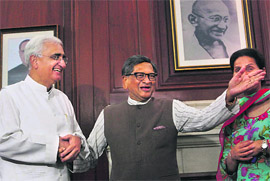 Salman Khurshid (L) takes charge as External Affairs Minister from SM Krishna. 