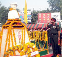 Brig BS Behal pays homage to Major Surinder Prasad at Abohar