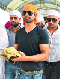 Bollywood actor Ashmit Patel offers prayers before the shooting of his new film Dil Sada Lutiya Gaya at Gurdwara Dukhniwaran Sahib in Patiala on Monday