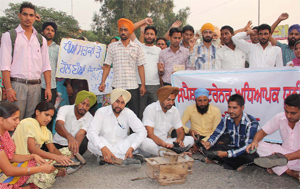 Members of the Special Trainers Teachers Union polish shoes to protest against the government in Bathinda on Tuesday. The union has been demanding payment of salaries on time and regularisation of services. Tribune photo: pawan Sharma