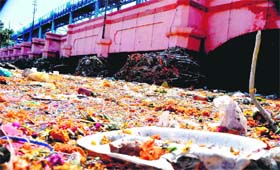 Garbage lying at the Damkoti-Mayapur barrage in Haridwar on Tuesday