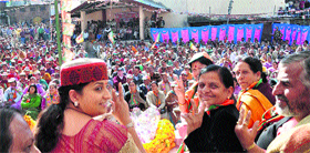 Smriti Irani, president, All-India Mahila Morcha, BJP, with Sheila Kumari, party candidate for Solan, at a rally in Kandaghat on Tuesday.