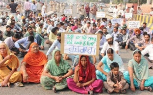 Members of the Unemployed Linemen Union and their family members stage protest in Bathinda seeking the fulfillment of their demands. 