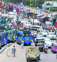 A view of prevailing traffic chaos on GGM Science College Road in Jammu.