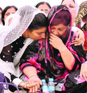 Daughter of late Jaspal Bhatti consoles her mother Savita Bhatti during the bhog ceremony of her father in Chandigarh on Saturday