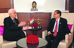 Sri Lankan Foreign Minister Gamini Peiries (R) with Indian counterpart Salman Khurshid. 