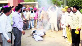 Members of the Technical Service Union of Punjab State Power Corporation Limited burn an effigy of PowerCom management in Jagraon.