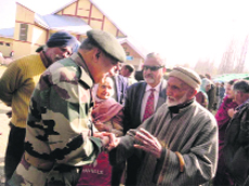 Maj Gen Bipin Rawat interacts with ex-servicemen in Baramulla.