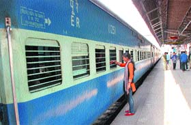A special train was started from the Chandigarh railway station on Monday. The train will start at 2.12 pm from Chandigarh and reach Delhi at 8.55 pm