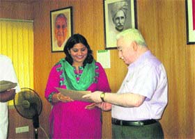 RK Arora, registrar, Deenbandhu Chhotu Ram University of Science and Technology, Murthal, gives away a certificate to a programme officer on the concluding day of the North-Zone Programme Officers Training Camp on the university premises
