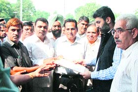 The staff and management of private unaided schools submit a memorandum to Deputy Commissioner Mandeep Singh Brar in Kurukshetra
