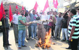 Activists of Naujwan Bharat Sabha burn an effigy of Punjab police in Mehatpur on Monday. 