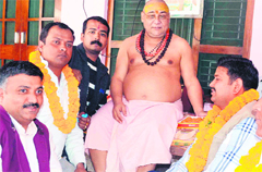 New BJP Haridwar division chief Vikas Tiwari seeks blessings of Jagadguru Shankaracharya Raj Rajeshwaram Maharaj at his Kankhal-based ashram in Haridwar on Tuesday. Tribune photo: Rameshwar Gaur
