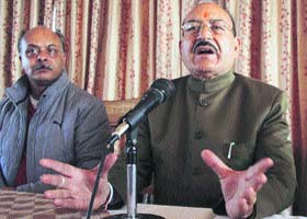 Kaul Singh, former Pradesh Congress Committee chief, addresses mediapersons in Shimla on Wednesday