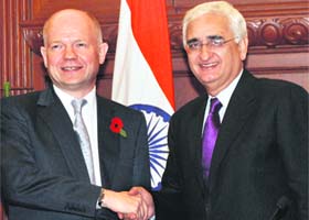 British Secretary of State for Foreign and Commonwealth Affairs William Hague (L) and External Affairs Minister Salman Khurshid in New Delhi