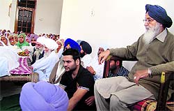 A grief-stricken Chief Minister at the house of the deceased