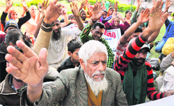 Doda migrants protest in Mubarak Mandi, Jammu, on Saturday. Tribune photo: Inderjeet Singh